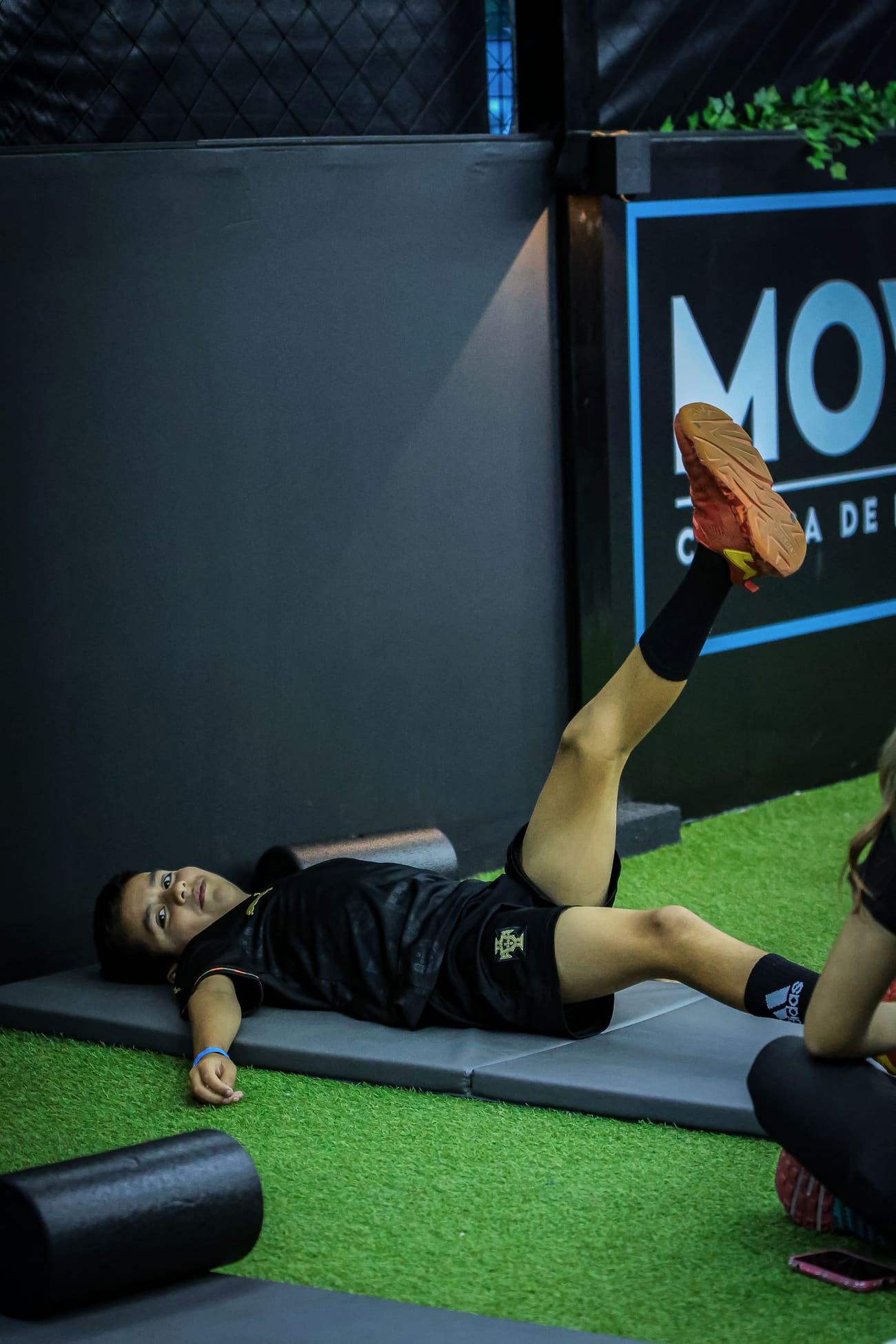 Fisioterapeuta de MoveWell aplicando rehabilitación postquirúrgica a un atleta