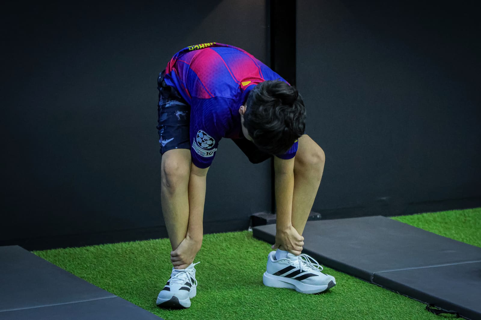 Fisioterapeuta de MoveWell aplicando prevención de lesiones a un atleta