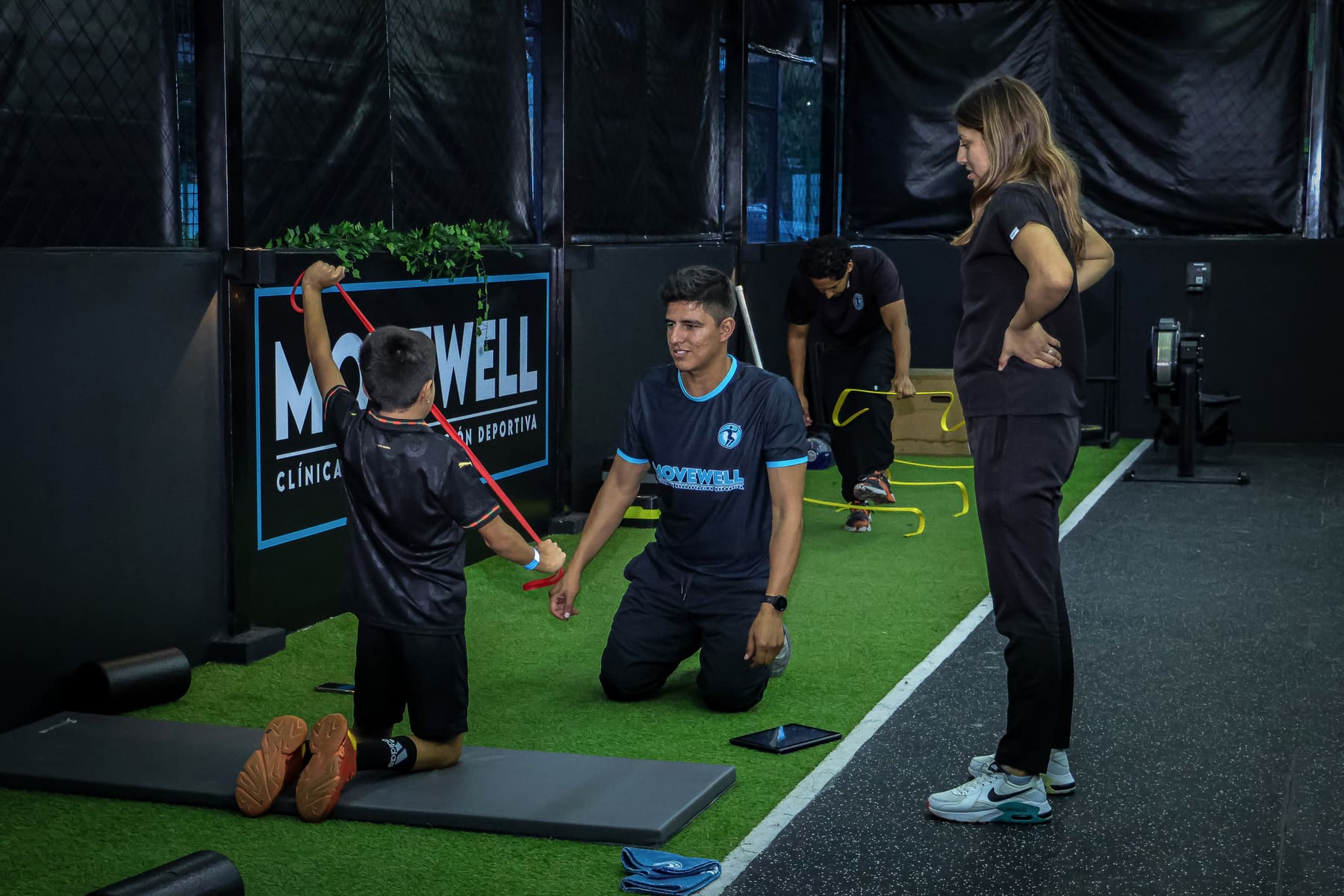 Fisioterapeuta de MoveWell aplicando readaptación deportiva a un atleta